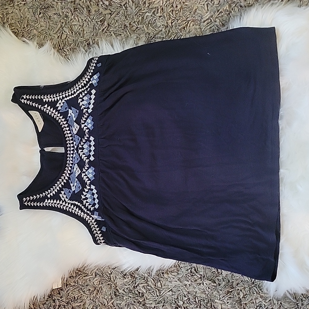 🛍️Flowy embroidered blouse